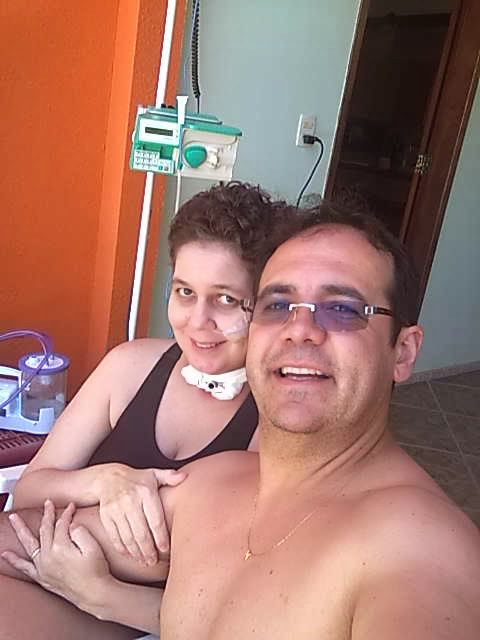 Melissa em recuperação em casa, ao lado do marido